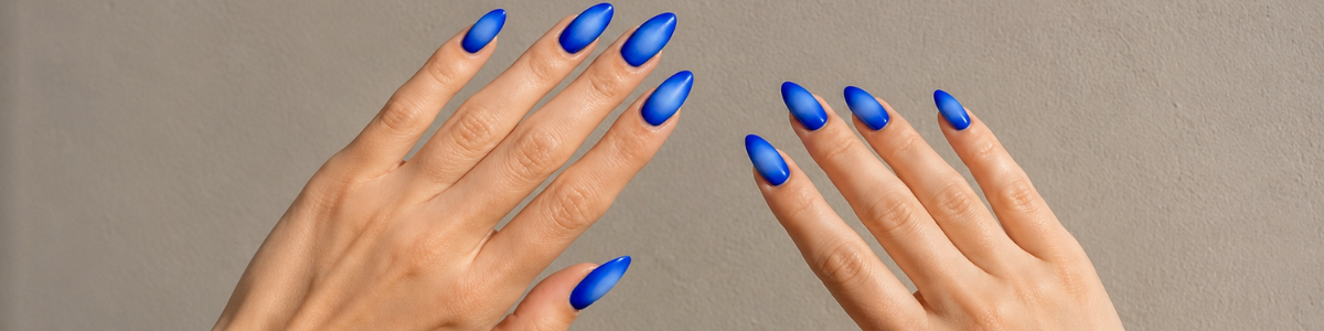 jakie znaczenie przypisuje się niebieskiemu manicure